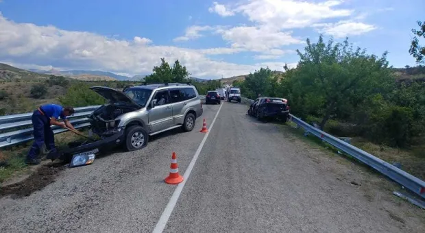 Восемь человек пострадали при столкновении «Мицубиси» и «Тойоты» в Крыму (обновлено)