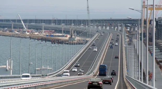 Власти разрешили проезд грузовиков по Крымскому мосту
