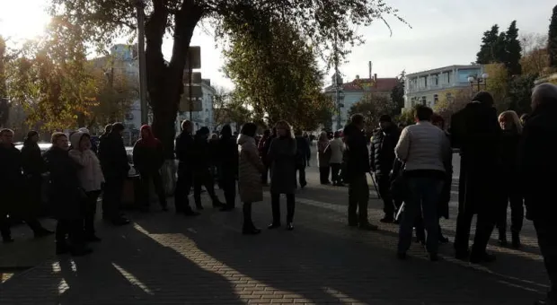 Севастопольцы вышли на улицы защищать Матросский бульвар 