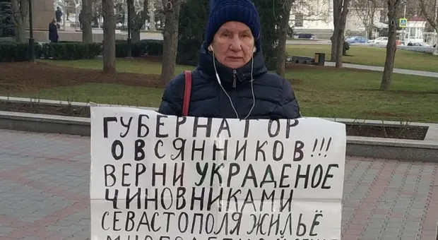 Одиночные пикеты продолжаются под окнами губернатора Севастополя