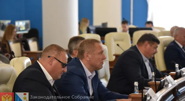 Заксобрание Севастополя на старте лишилось двух депутатов