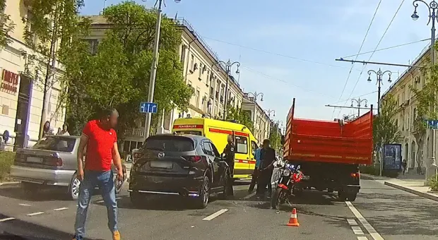 Девушка-мотоциклист попала в аварию на Большой Морской в Севастополе