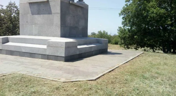 У памятника Инкерманскому сражению в Севастополе снова чисто