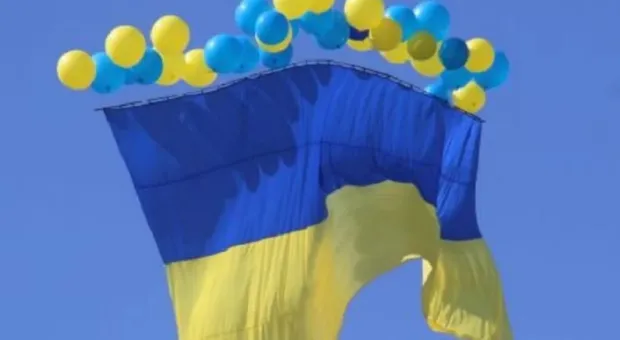 Соседи решили повеселить Крым украинским флагом с воздуха