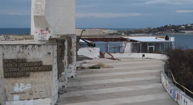 В Севастополе объявили о сносе шалмана у обелиска «Штык и парус»