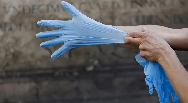 Россиянам направили миллионы пар использованных перчаток