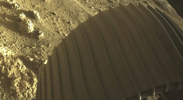 Марсоход Perseverance прислал первый цветной снимок с Марса