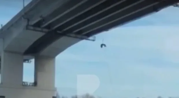 Мечтательный мужчина повис под мостом и напугал людей