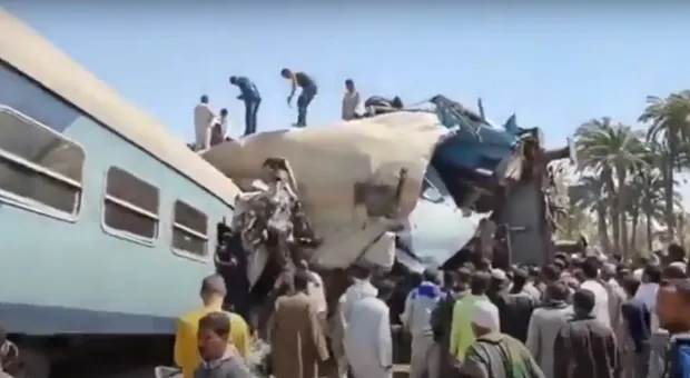 Из-за столкновения двух поездов десятки людей погибли, более 150 пострадали