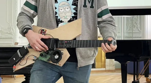 Российский студент разработал гитару для людей с инвалидностью