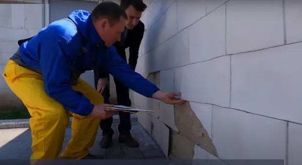 Севастопольский чиновник грозит полицией реставратору, поломавшему Большую Морскую пальцем