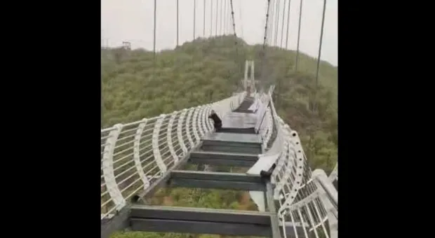 Турист завис над 100-метровой пропастью на разбившемся стеклянном мосту