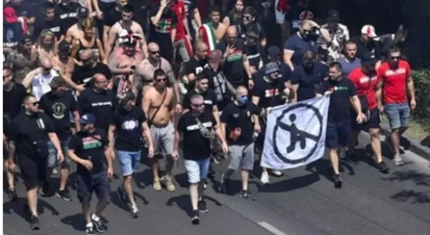 Венгерские фанаты показали баннер против преклонения колена на Евро-2020