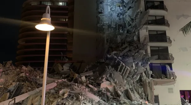 В США обрушилась жилая многоэтажка, момент падения попал на видео