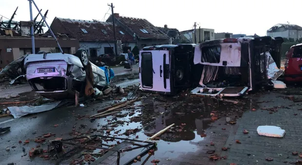 Торнадо разрушил несколько населённых пунктов и погубил людей. Видео
