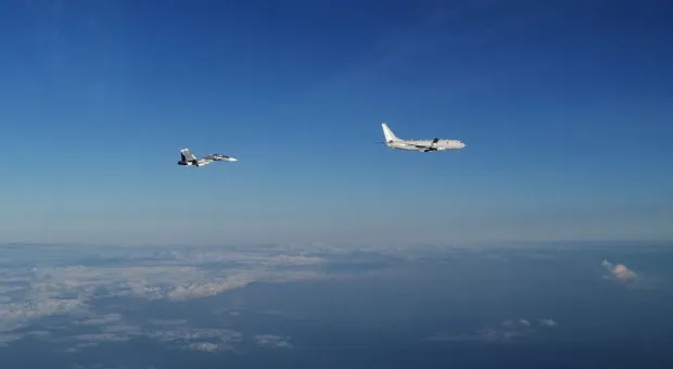 Самолеты ЧФ проконтролировали полет американского разведчика у российской границы. Видео
