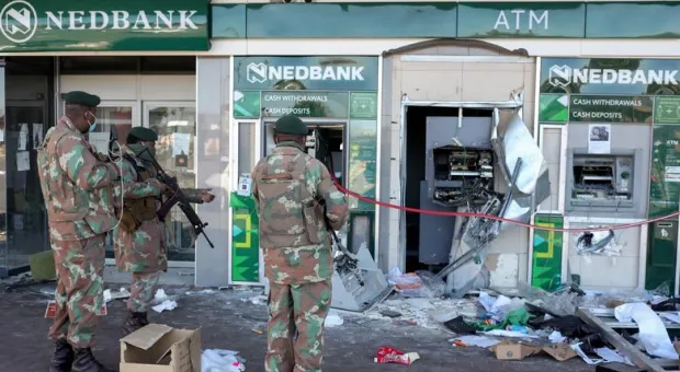 В ЮАР развернут мобилизацию 25 000 резервистов из-за массовых беспорядков