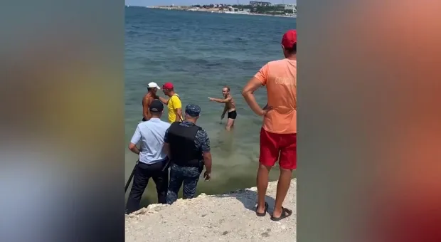 Загорелый мужчина с ножом напугал отдыхающих на пляже Севастополя