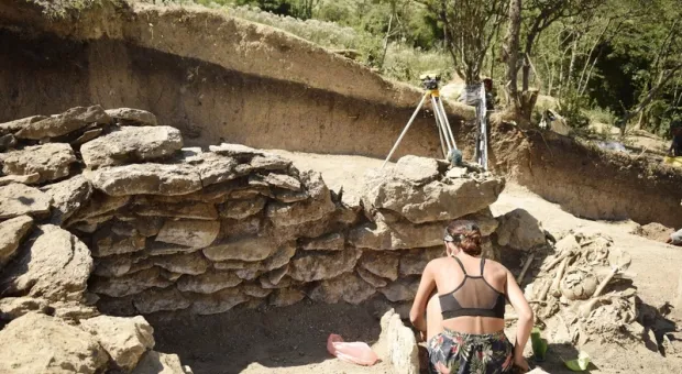 В Крымских горах археологи раскопали необычную каменную гробницу