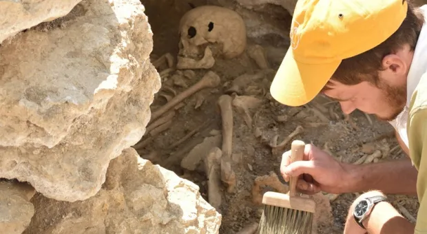 Археологи в горах Крыма раскопали гробницу детей вместе с собаками