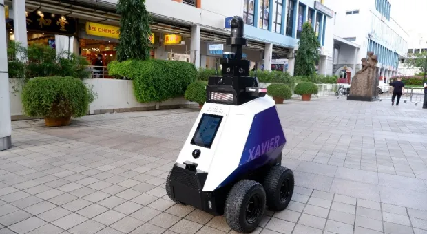 Улицы Сингапура теперь патрулируют робокопы. Видео