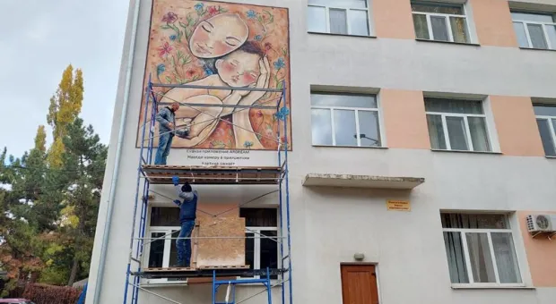 Посланцы империи нарисовали граффити на стене крымского роддома