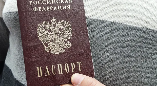 Жители Севастополя продолжают получать российские паспорта