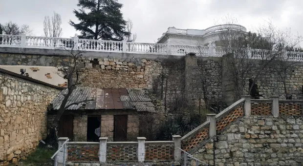 Булыжники вываливаются из стены в центре Севастополя