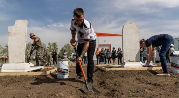 Команда из Севастополя приняла участие в конкурсе по украшению могил
