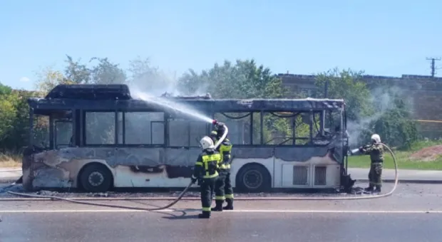 В Симферополе загорелся автобус с пассажирами