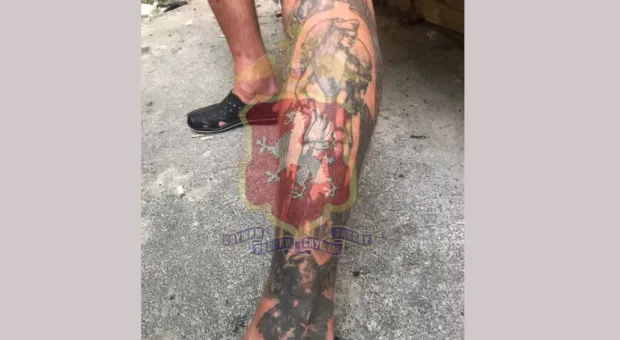 В Севастополе турист пообещал полиции заменить нацистское тату на серп и молот