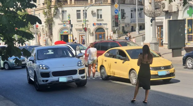 Две автоледи остановили движение в центре Севастополя 