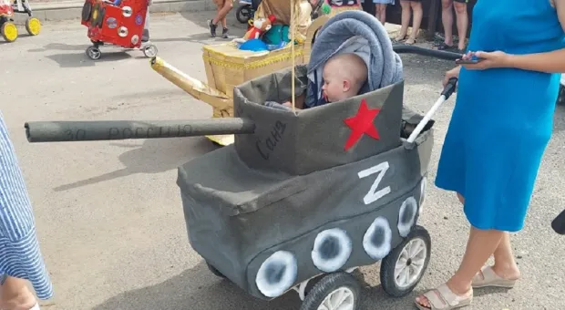 В конкурсе детских колясок участвовали танк «За Россию!» и полицейский «бобик»