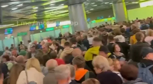 Аэропорт Шереметьево прокомментировал сумасшедшие очереди из желающих улететь