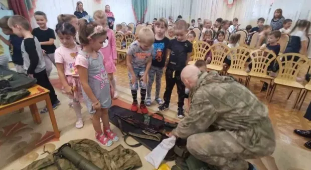 Детский сад устроил недетский урок патриотизма с «Калашниковым» и РПГ
