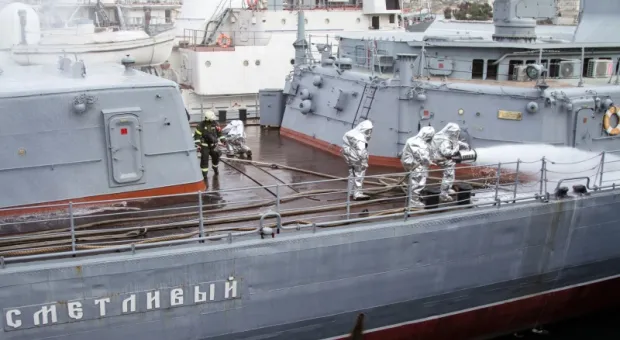 В Севастополе тренируются тушить пожары на кораблях