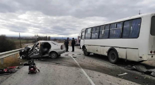 В Крыму при столкновении автобуса с легковушкой погиб человек