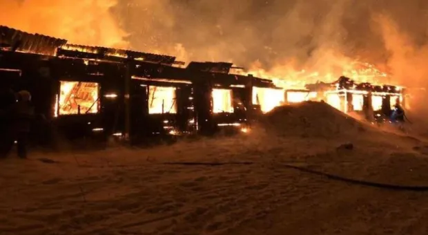 Спасатели тушат крупный пожар на рынке в Самарской области 