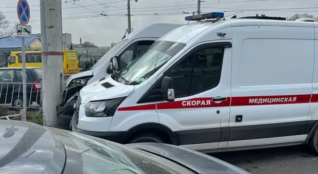 В аварии со «скорой» в столице Крыма пострадали трое