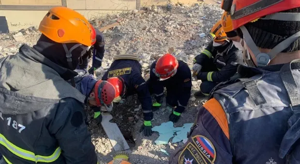 Российские спасатели нашли под завалами кастрюлю с кладом