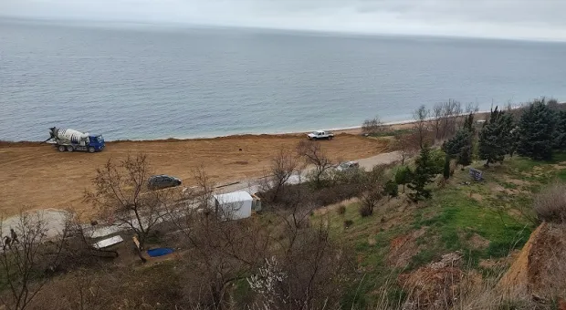 Неназванные частники льют бетон на пляжном побережье Севастополя 