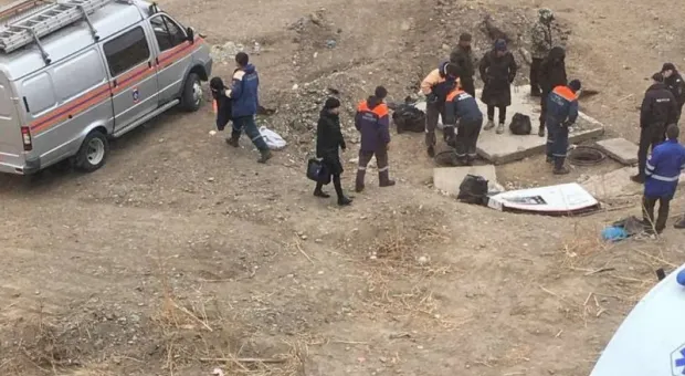 Дети забросали камнями бездомного в колодце