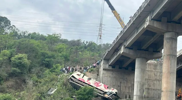 Перегруженный автобус с паломниками упал с моста