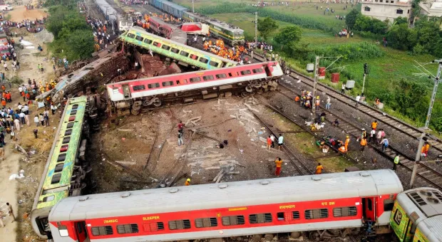 Число погибших при столкновении поездов в Индии возросло до 288 человек