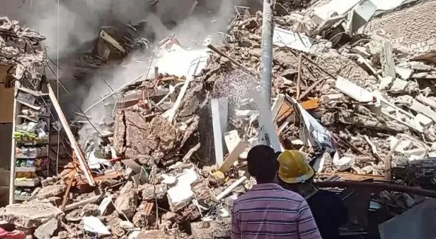 В Египте рухнул 13-этажный дом, под завалами много людей