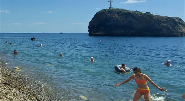 В Севастополе дама с собачкой спасла двух мужчин на Яшмовом пляже 
