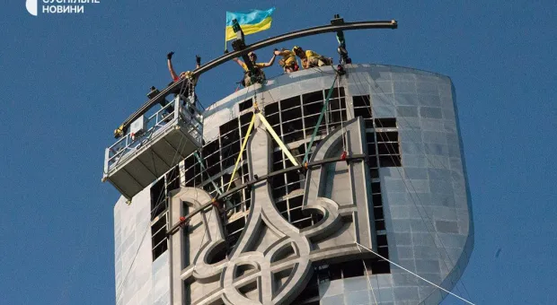 На монумент «Родина-мать» в Киеве установили трезубец 