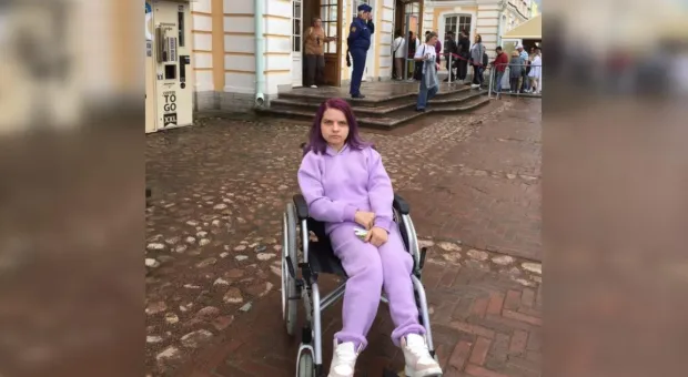 Девушку-инвалида не пустили в музей Петергофа, «чтоб не поцарапала лестницу» коляской