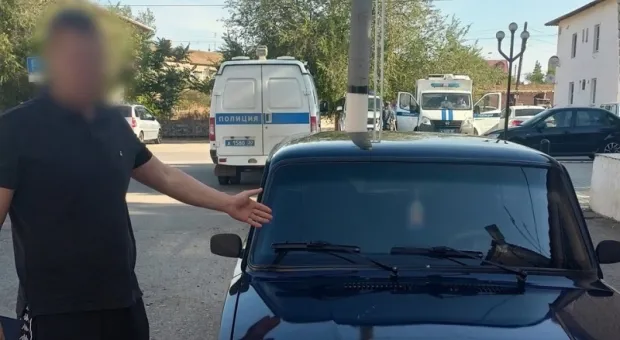 Моряк из Севастополя разгромил канализационным люком автомобили в Астрахани