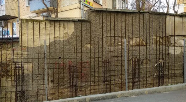 Почему рухнувшую в Севастополе шесть лет назад подпорную стену никак не отремонтируют